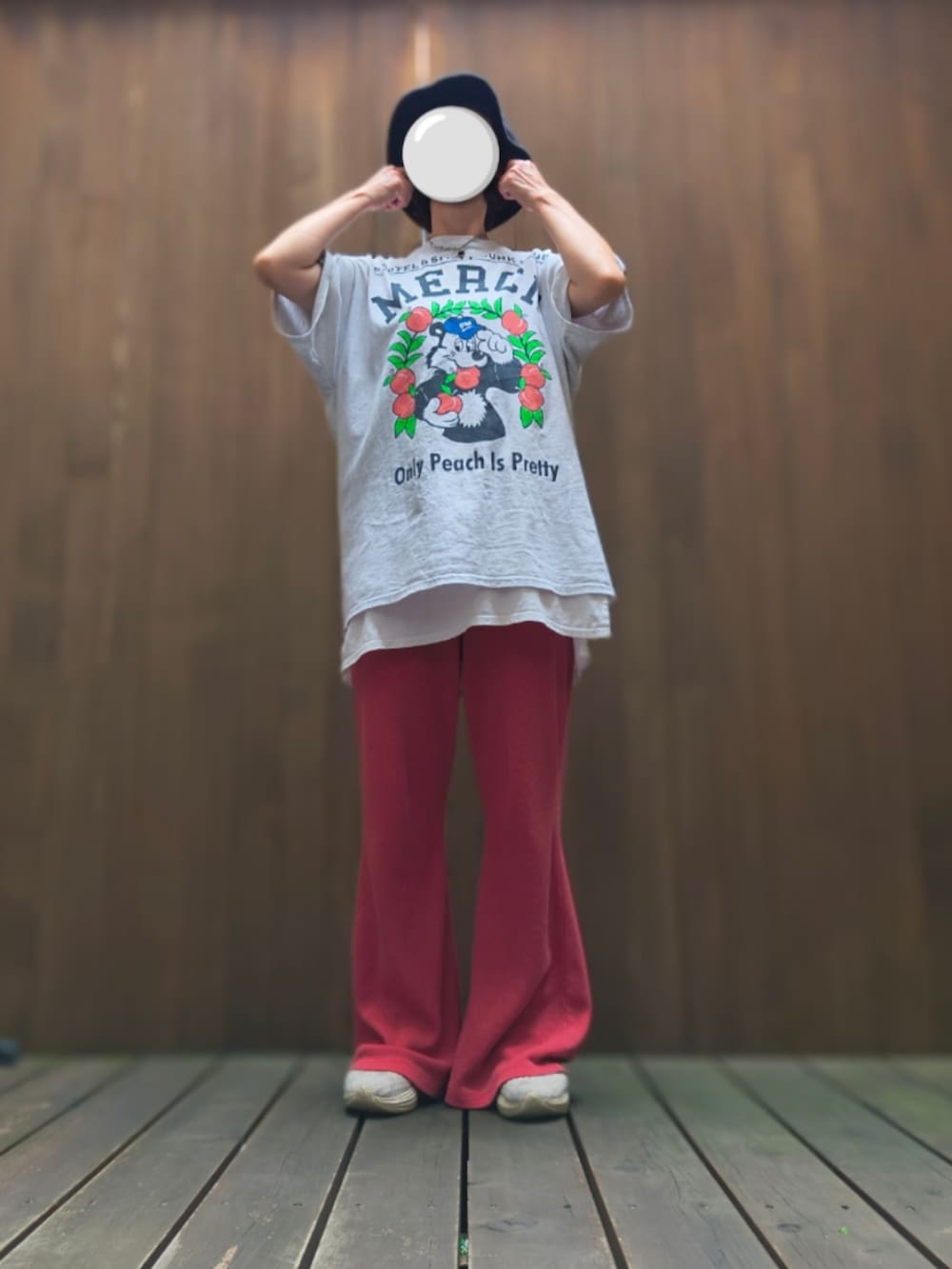 レッド系のその他パンツ、グレー系のTシャツ/カットソーを着用したレディースの夏コーディネートの2枚目の写真