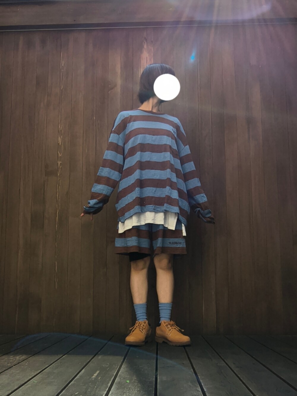 ブラウン系のTシャツ/カットソー、ブラウン系のその他パンツ、ホワイト系のタンクトップを着用したレディースの秋コーディネートの2枚目の写真