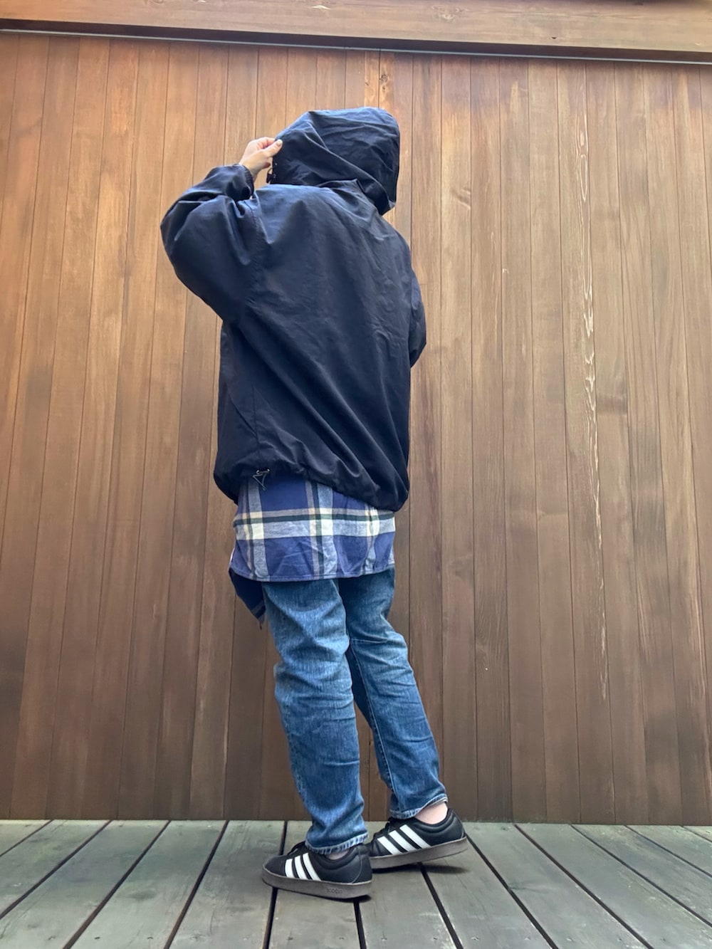 ブルー系のパンツ、ブルー系のトップス、ブルー系のナイロンジャケットを着用したレディースの冬コーディネートの3枚目の写真