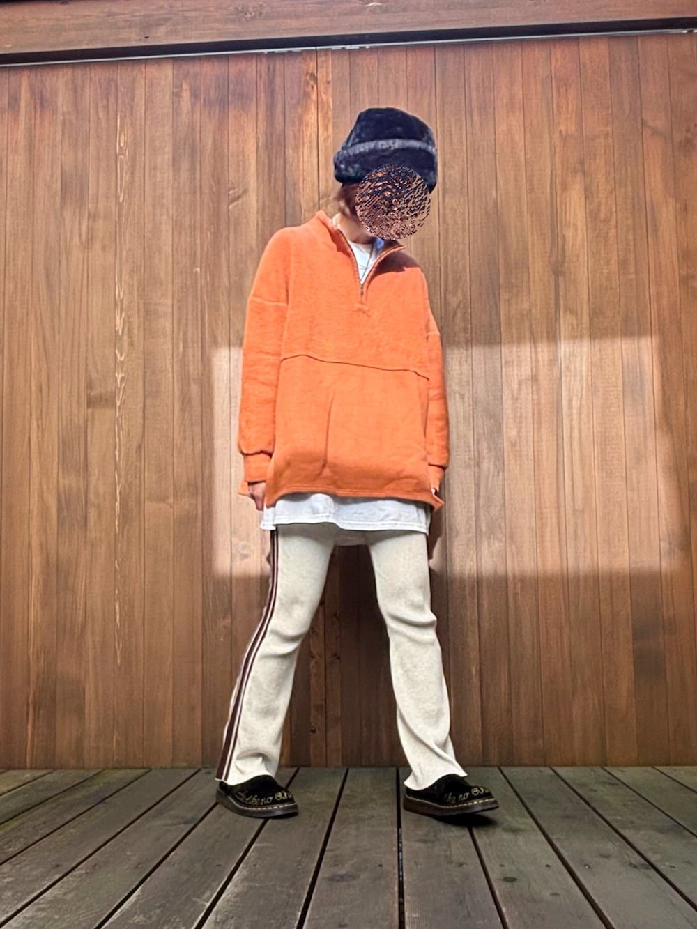 ベージュ系のその他パンツ、ホワイト系のトップス、オレンジ系のニット/セーターを着用したレディースの秋コーディネートの4枚目の写真