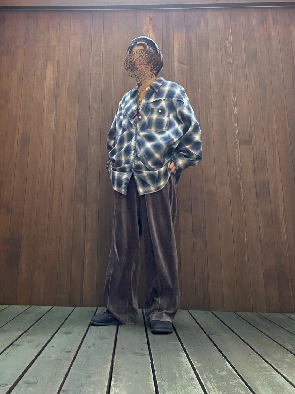 ブルー系のシャツ/ブラウス、ブラック系のパンツ、ブラウン系のトップスを着用したレディースの秋コーディネートの2枚目の写真