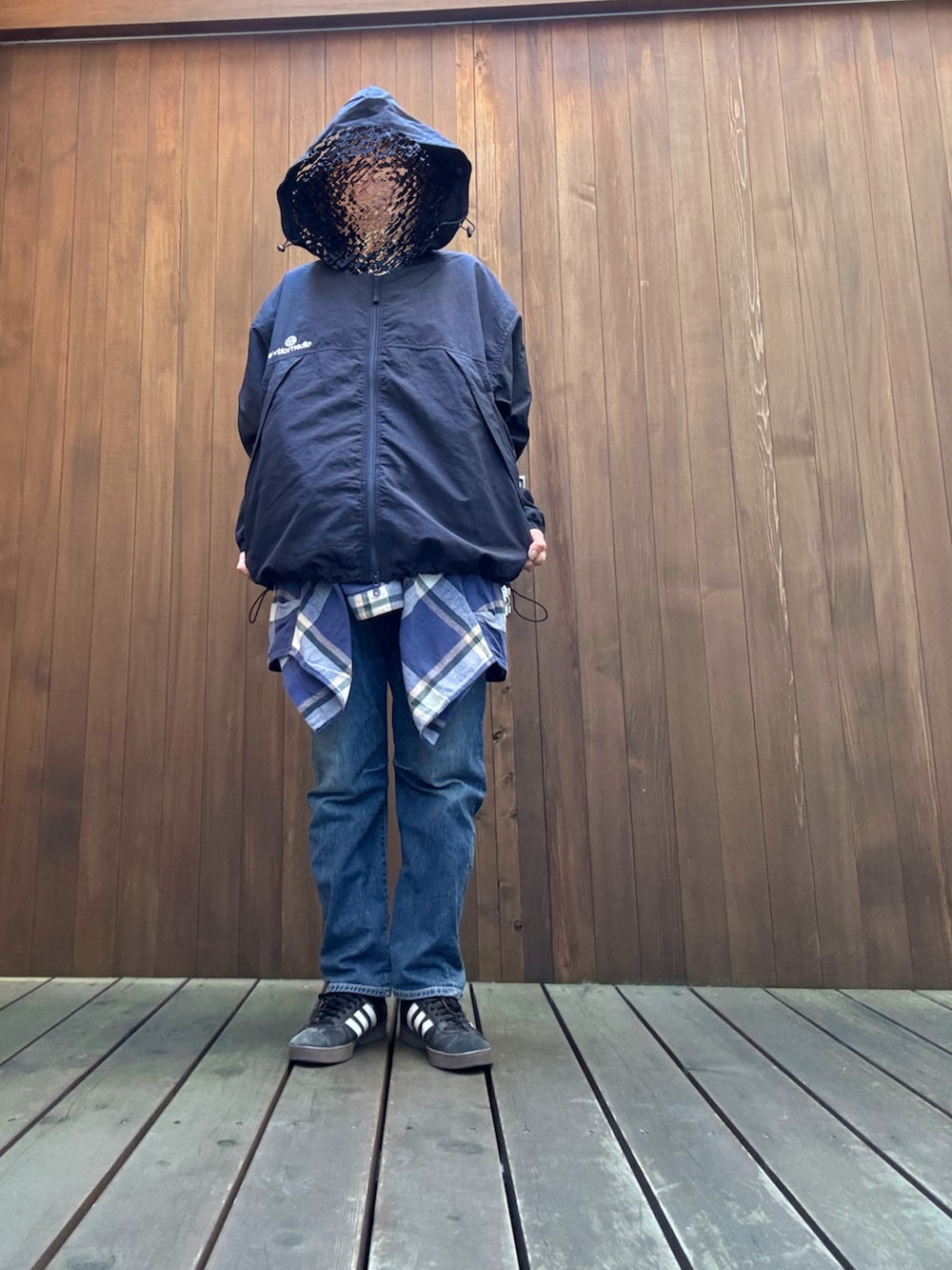 ブルー系のパンツ、ブルー系のトップス、ブルー系のナイロンジャケットを着用したレディースの冬コーディネートの4枚目の写真