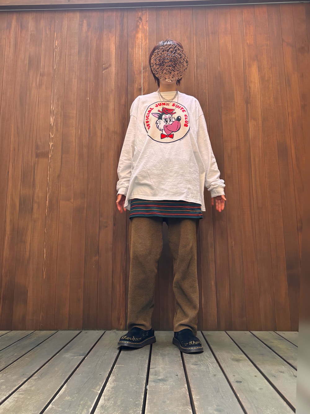 ブラウン系のパンツ、グリーン系のスカート、ホワイト系のTシャツ/カットソーを着用したレディースの春コーディネートの3枚目の写真