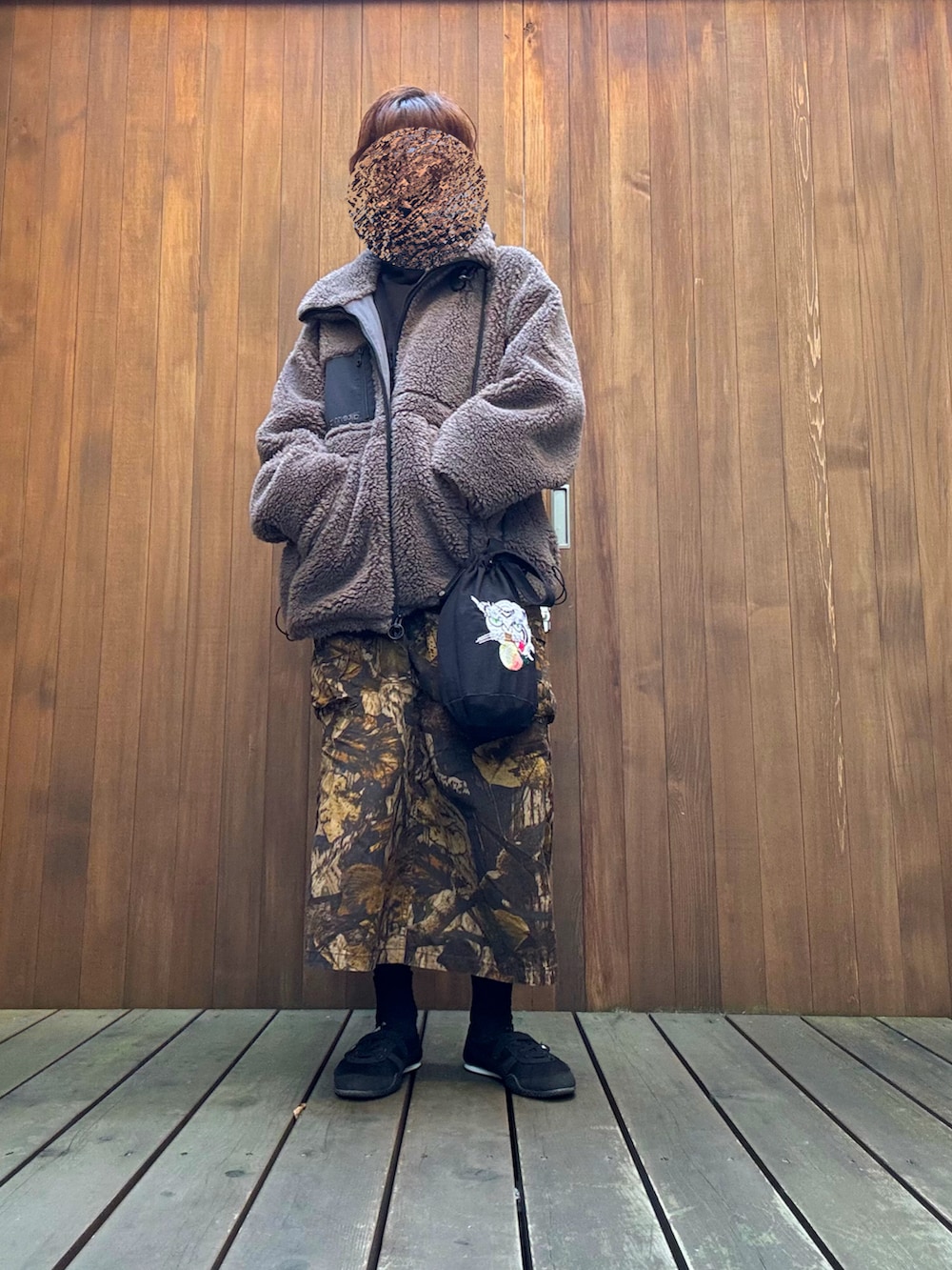 その他のスカート、ブラック系のキャミソール、グレー系のブルゾンを着用したレディースの冬コーディネートの2枚目の写真