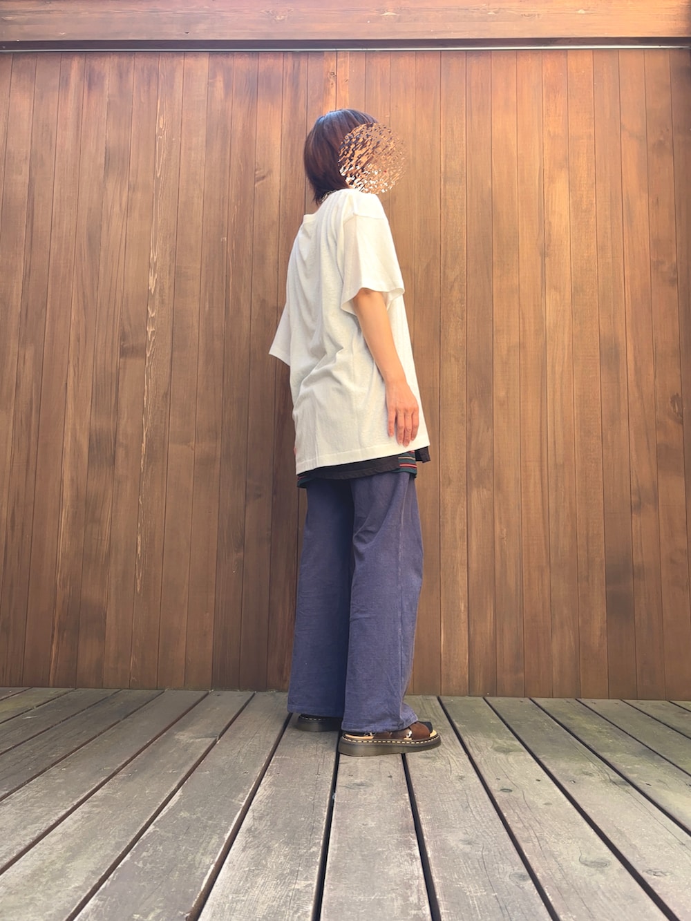 ホワイト系のTシャツ/カットソー、ブラック系のタンクトップ、グリーン系のスカートを着用したレディースの春コーディネートの3枚目の写真