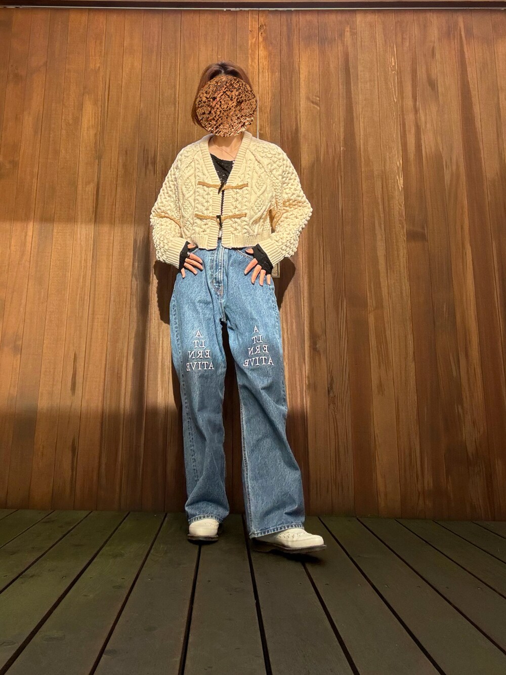 ホワイト系のカーディガン/ボレロ、ブラック系のTシャツ/カットソー、ブルー系のデニムパンツを着用したレディースの秋コーディネートの2枚目の写真