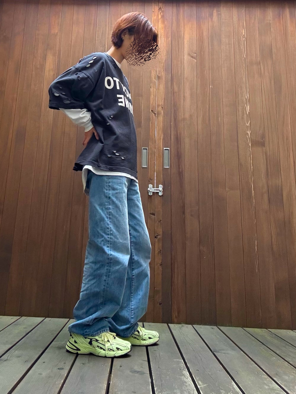 ブルー系のデニムパンツ、ブラック系のトップスを着用したレディースの秋コーディネートの2枚目の写真