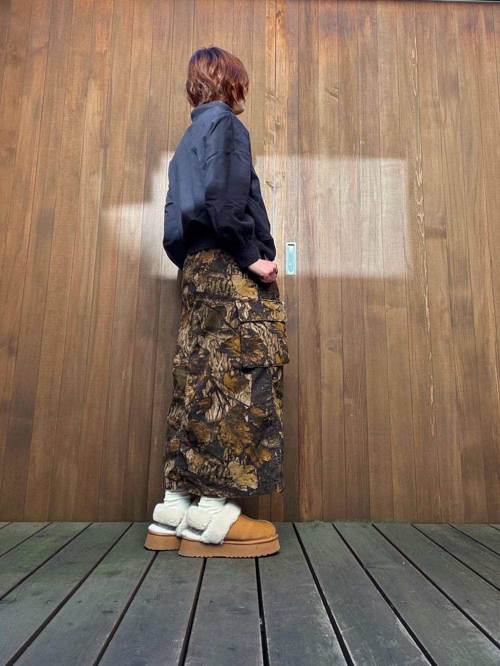 ブラック系のトップス、その他のスカートを着用したレディースの冬コーディネートの3枚目の写真