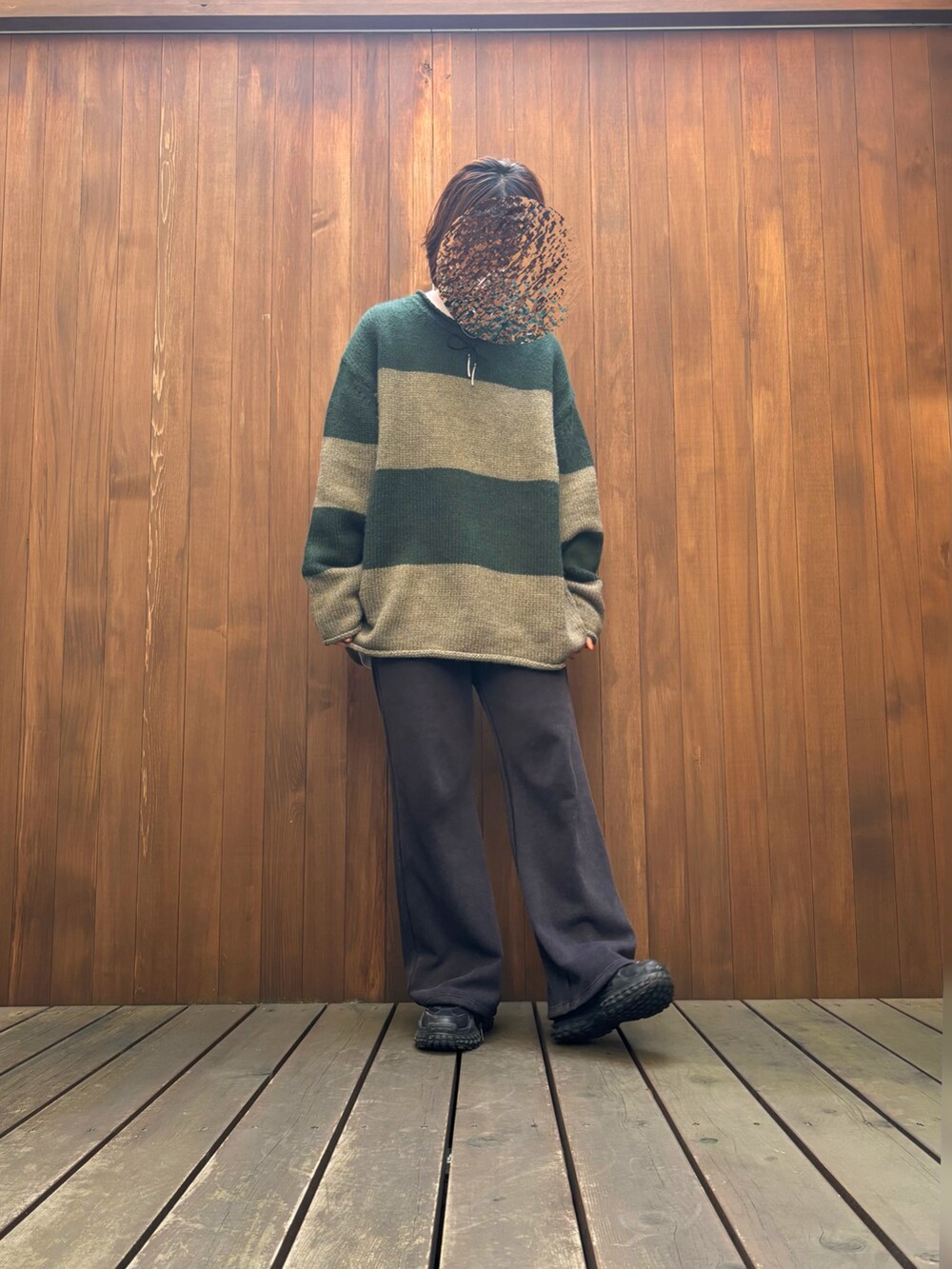ブラック系のその他パンツ、グリーン系のトップスを着用したレディースの冬コーディネートの2枚目の写真