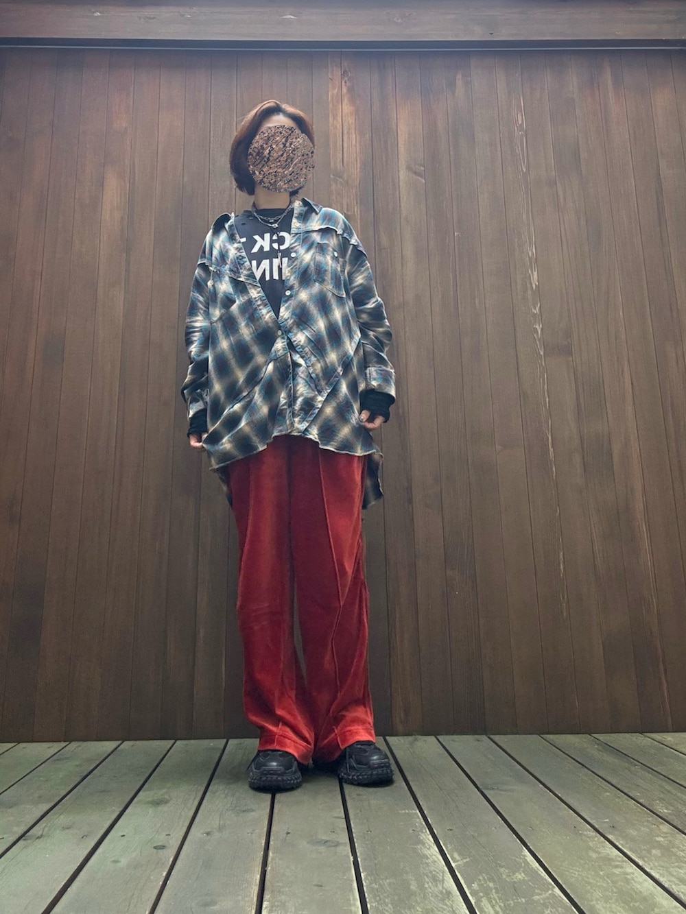 ブルー系のシャツ/ブラウス、ブラック系のTシャツ/カットソー、レッド系のパンツを着用したレディースの秋コーディネートの3枚目の写真