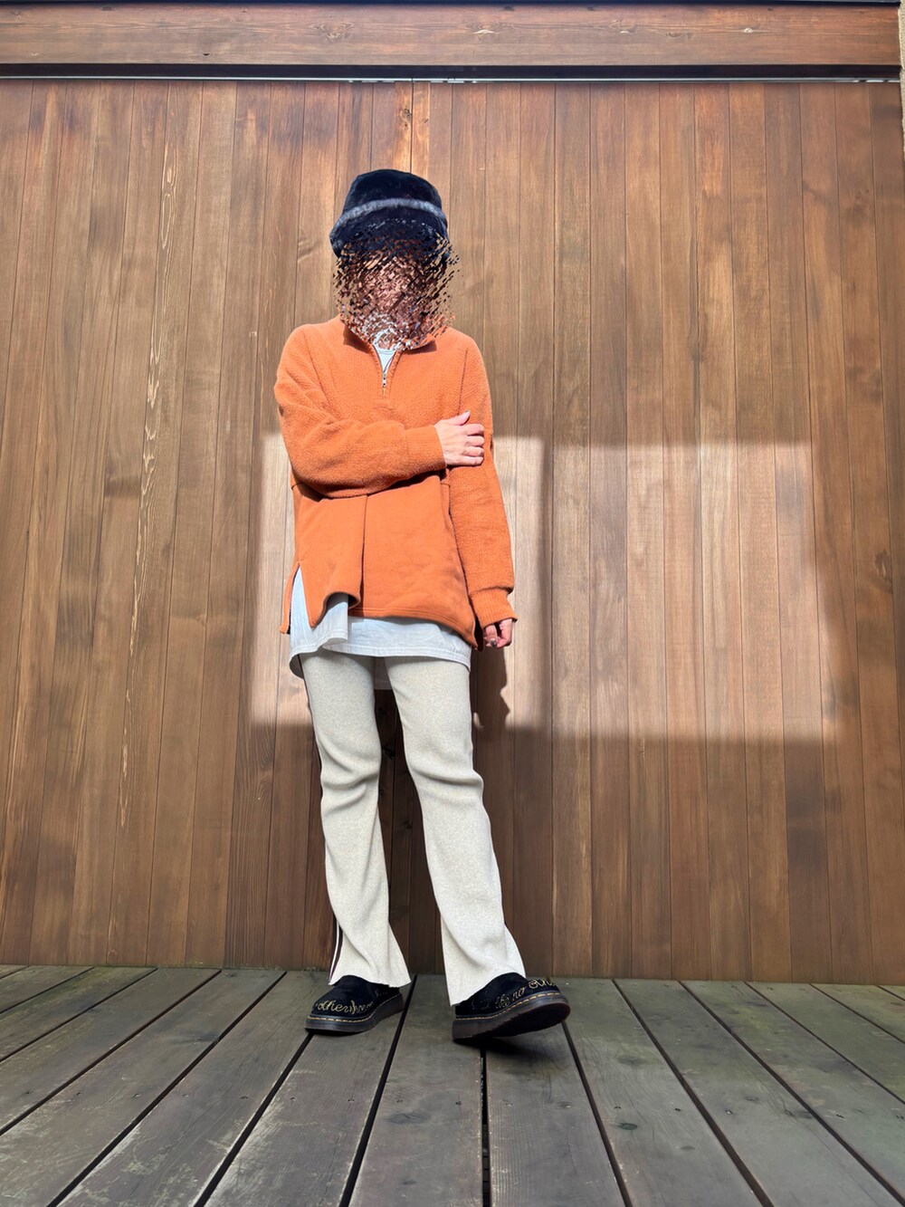ベージュ系のその他パンツ、ホワイト系のトップス、オレンジ系のニット/セーターを着用したレディースの秋コーディネートの3枚目の写真