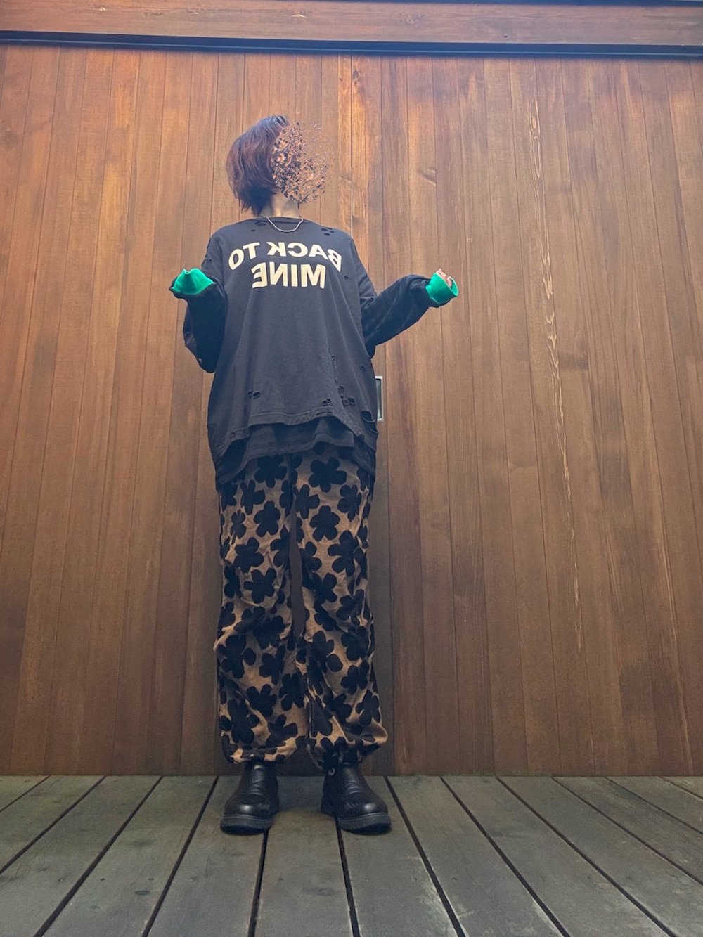 ブラック系のトップス、ブラック系のTシャツ/カットソーを着用したレディースの秋コーディネートの2枚目の写真