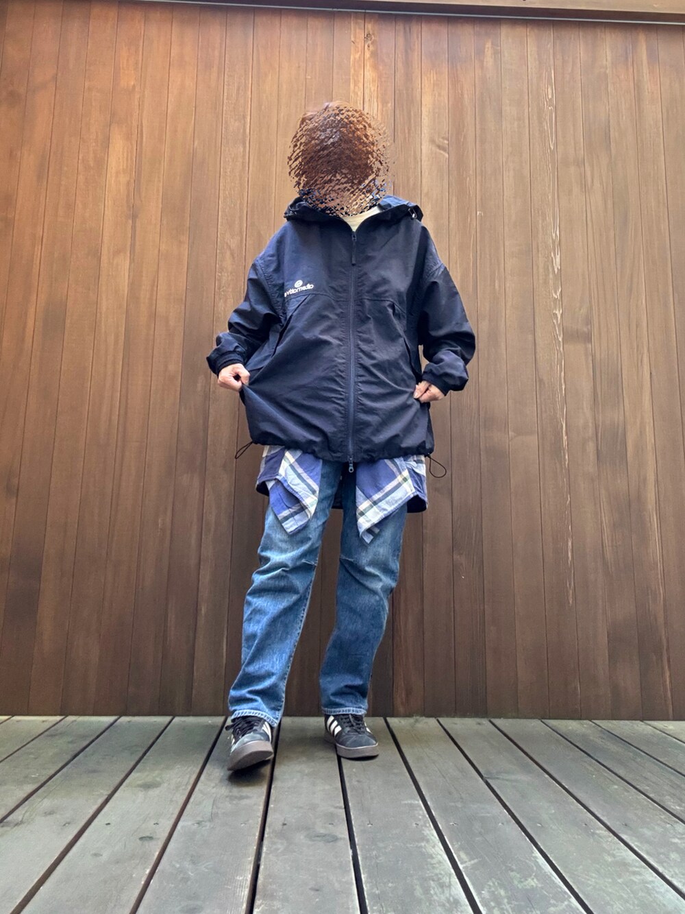 ブルー系のパンツ、ブルー系のトップス、ブルー系のナイロンジャケットを着用したレディースの冬コーディネートの2枚目の写真