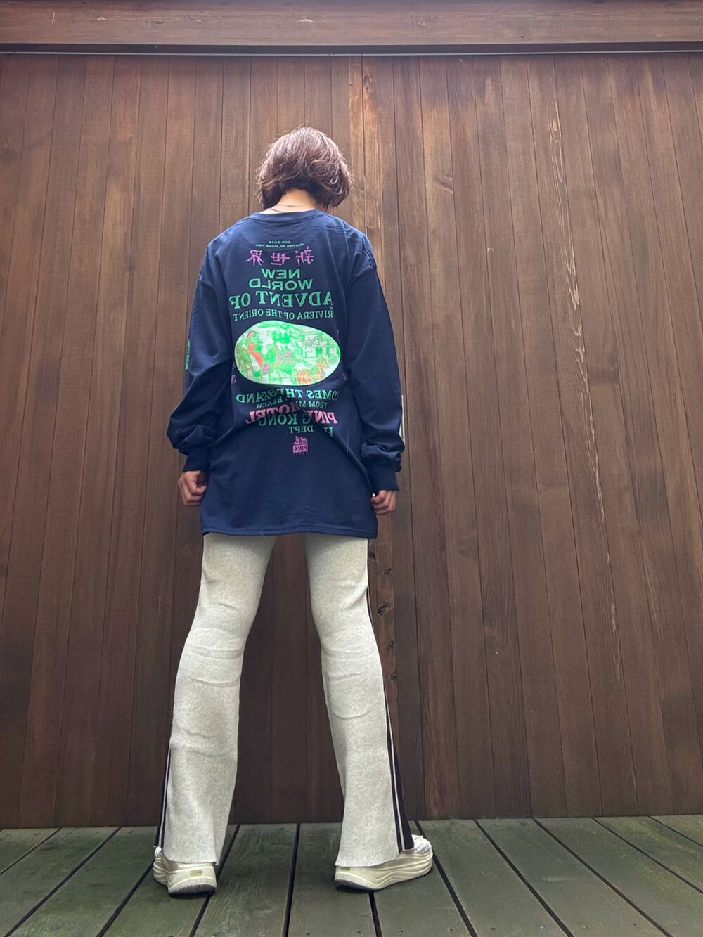 ブルー系のトップス、ベージュ系のその他パンツを着用したレディースの秋コーディネートの3枚目の写真