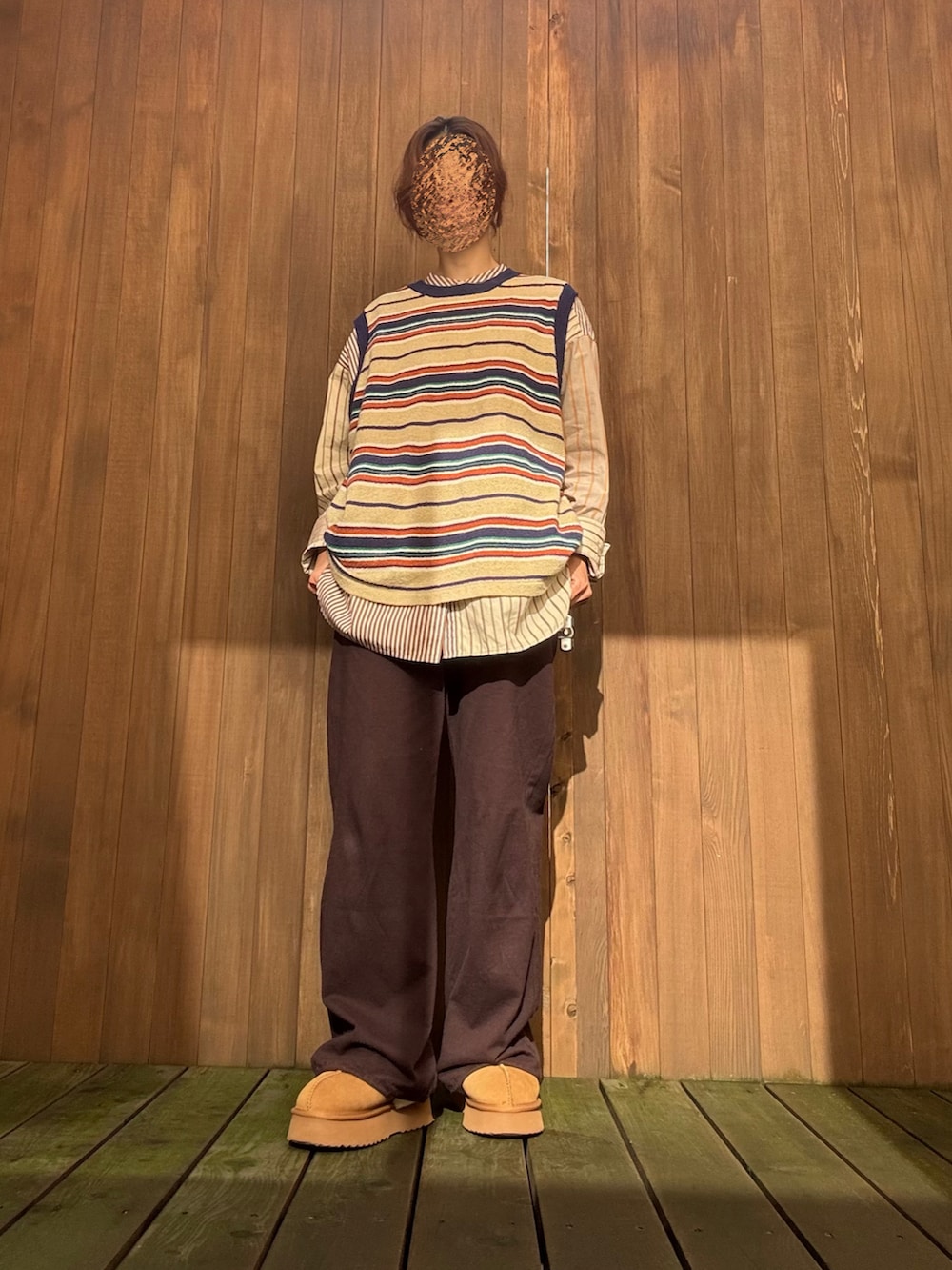 ブラウン系のその他パンツ、ベージュ系のTシャツ/カットソー、ベージュ系のシャツ/ブラウスを着用したレディースの秋コーディネートの3枚目の写真