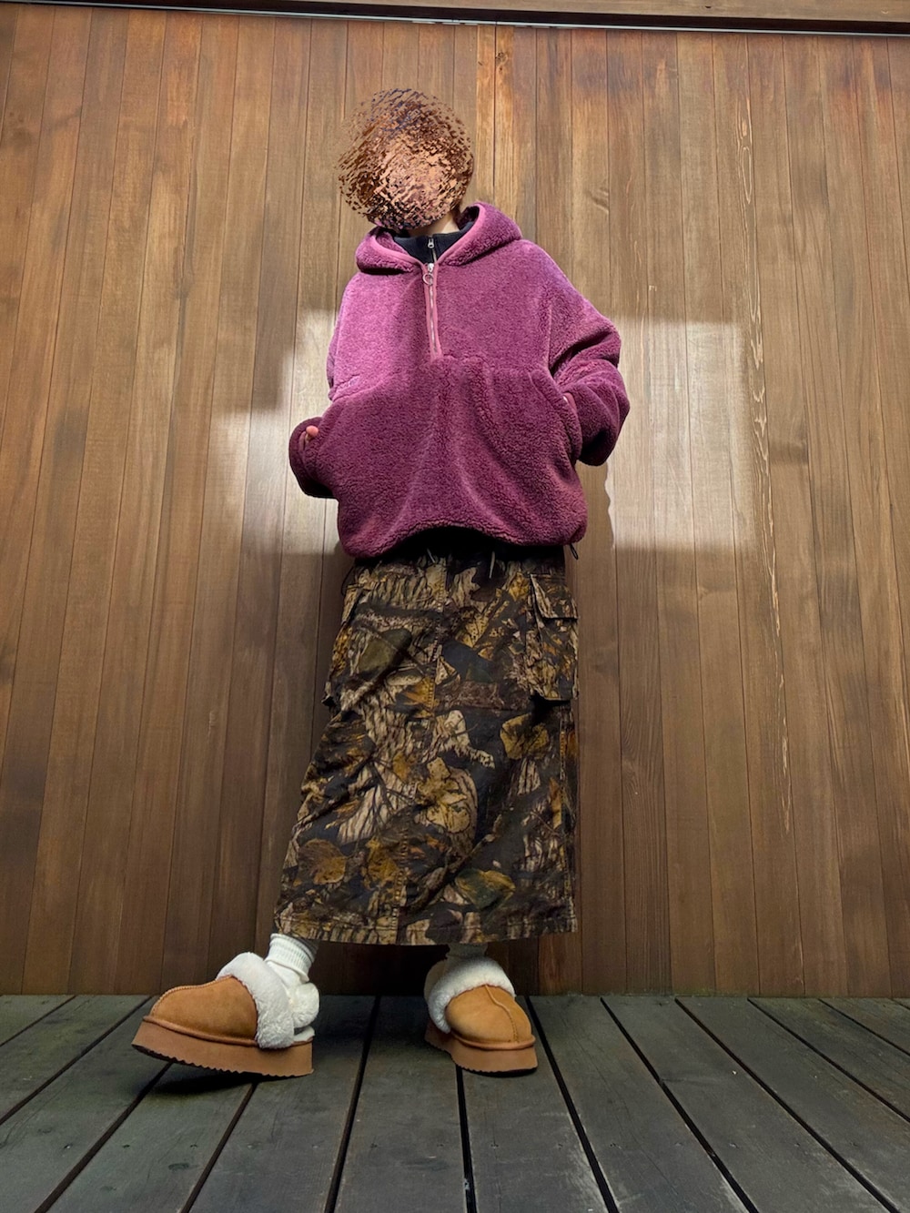 ブラック系のトップス、その他のスカートを着用したレディースの冬コーディネートの4枚目の写真