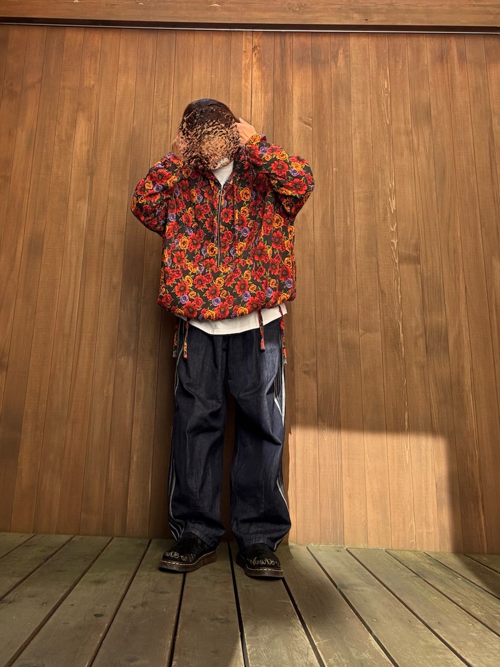 ブラック系のその他アウター、ブルー系のデニムパンツ、ホワイト系のトップスを着用したレディースの秋コーディネートの2枚目の写真