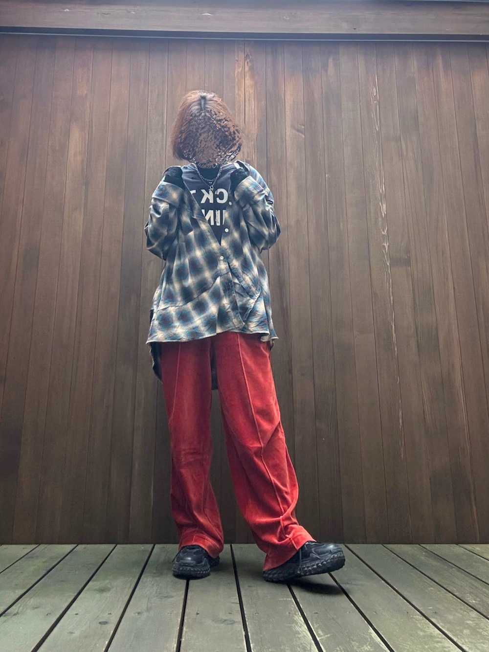 ブルー系のシャツ/ブラウス、ブラック系のTシャツ/カットソー、レッド系のパンツを着用したレディースの秋コーディネートの2枚目の写真