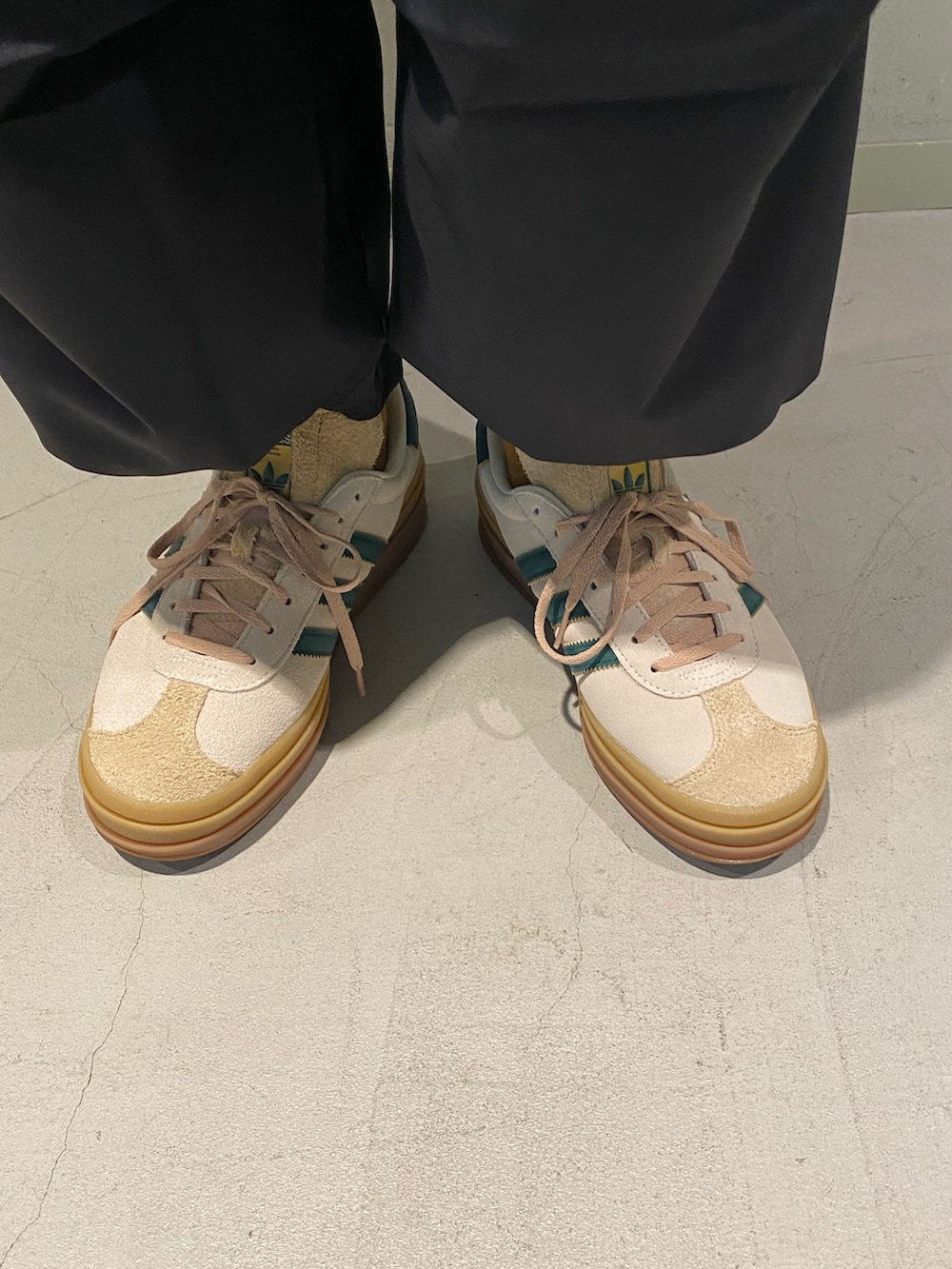 「adidas、ジャージ、アディダス、adidas originals、アディダスオリジナルス、パラシュートパンツ、トラックトップ、アディカラー、ガゼル」｜「adidasのアディカラー クラシックス ファイヤーバード トラックトップ（ジャージ） / アディダスオリジナルス adidas Originals（ジャージ、グリーン系）」を使った、悠輝さん（メンズ・167cm）の冬コーディネートの2枚目の写真
