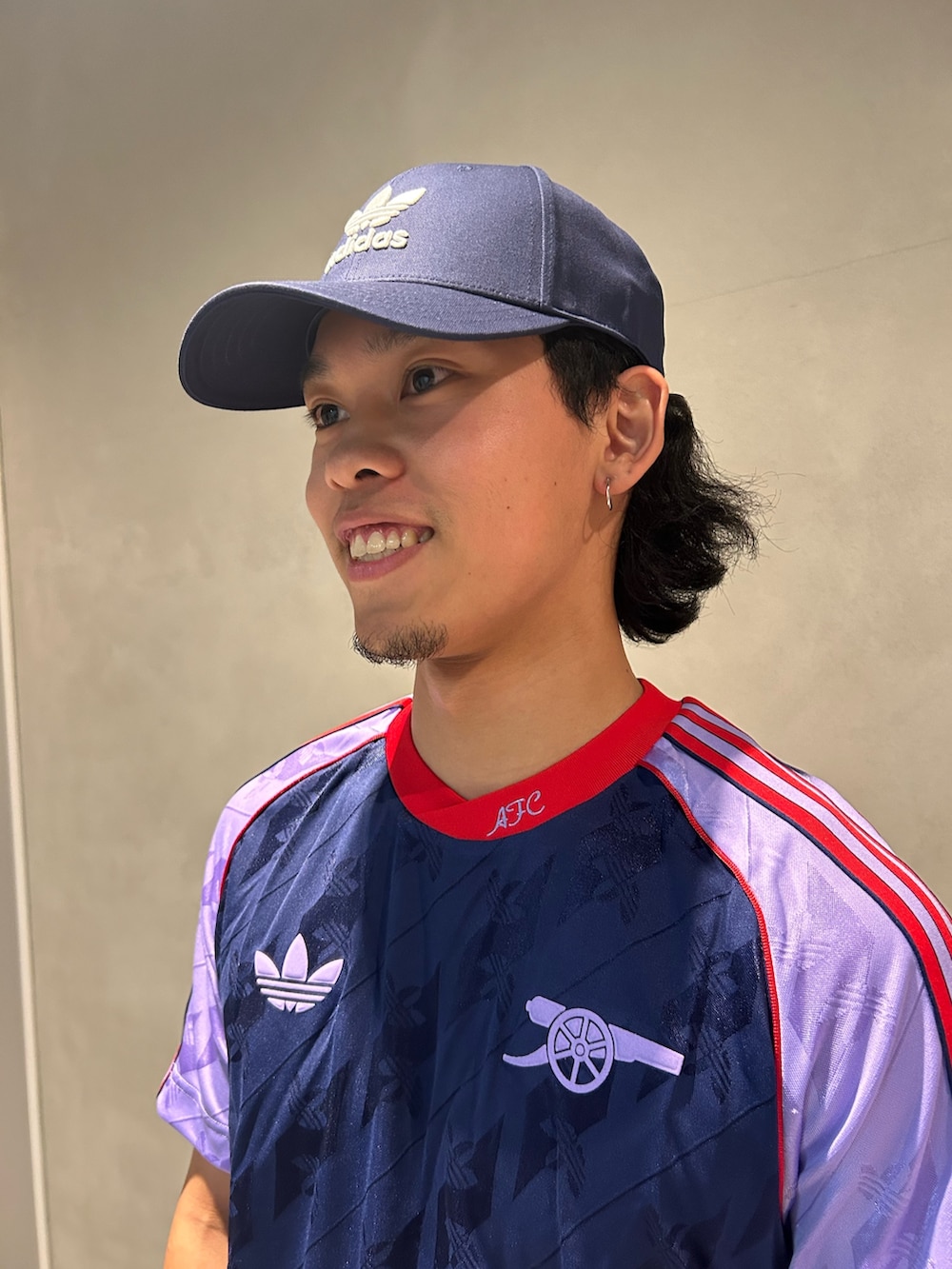 「スニーカー、Tシャツ、adidas、カーゴパンツ、アディダス、adidas originals、ユニフォーム、アディダスオリジナルス、アーセナル、アディスター」｜「adidasのアーセナル LFSTLR ジャージー / アディダス adidas（Tシャツ/カットソー、ブルー系）」を使った、悠輝さん（メンズ・167cm）の秋コーディネートの4枚目の写真