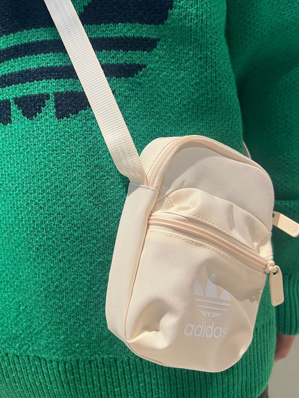 「スニーカー、ニット、セーター、adidas、アディダス、クルーネックセーター、adidas originals、アディダスオリジナルス、スーパースター、70s」｜「adidasのKNIT CREWNECK / アディダスオリジナルス adidas Originals（ニット/セーター、グリーン系）」を使った、悠輝さん（メンズ・167cm）の冬コーディネートの3枚目の写真