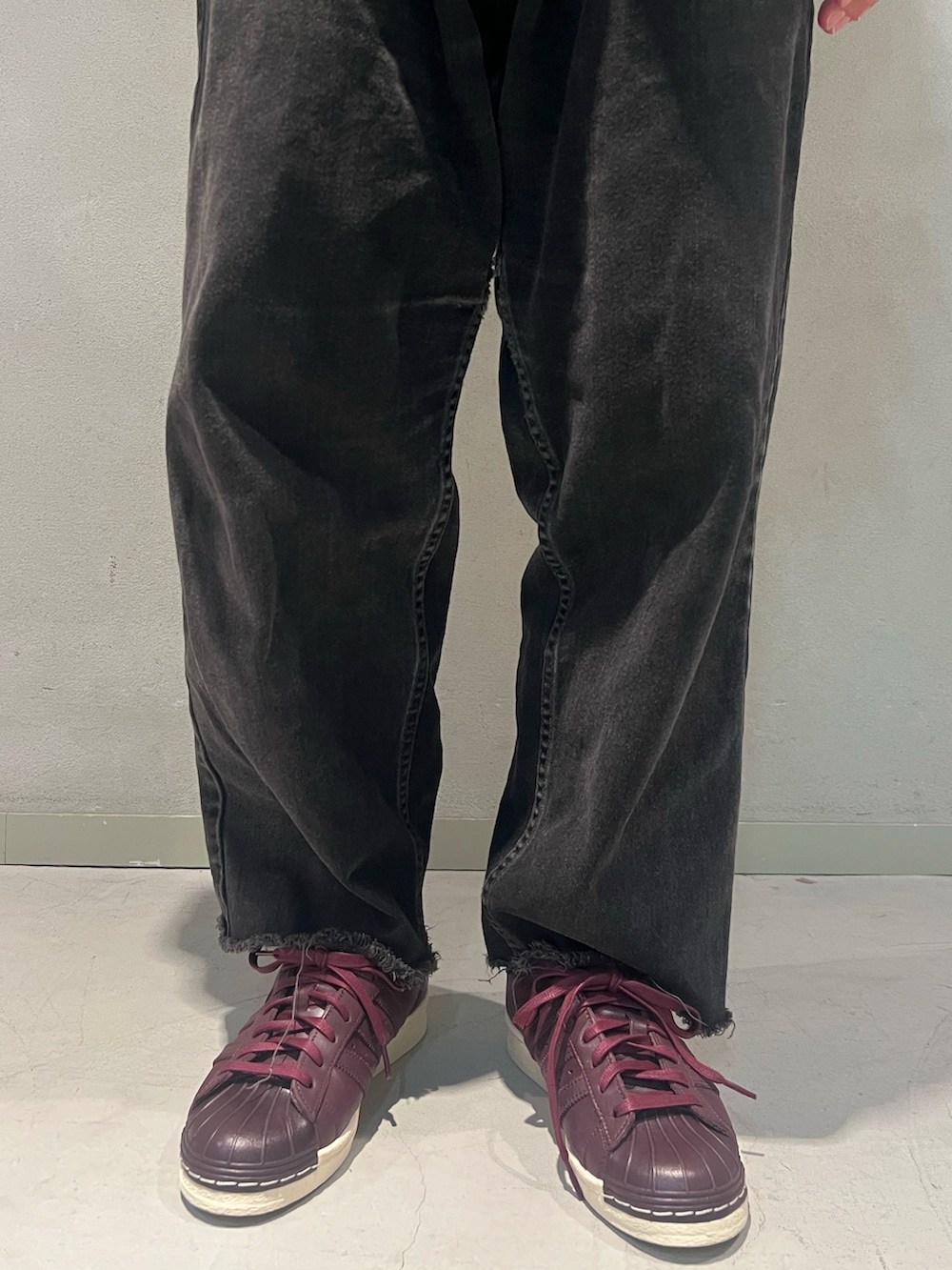「スニーカー、ニット、セーター、adidas、アディダス、クルーネックセーター、adidas originals、アディダスオリジナルス、スーパースター、70s」｜「adidasのKNIT CREWNECK / アディダスオリジナルス adidas Originals（ニット/セーター、グリーン系）」を使った、悠輝さん（メンズ・167cm）の冬コーディネートの2枚目の写真