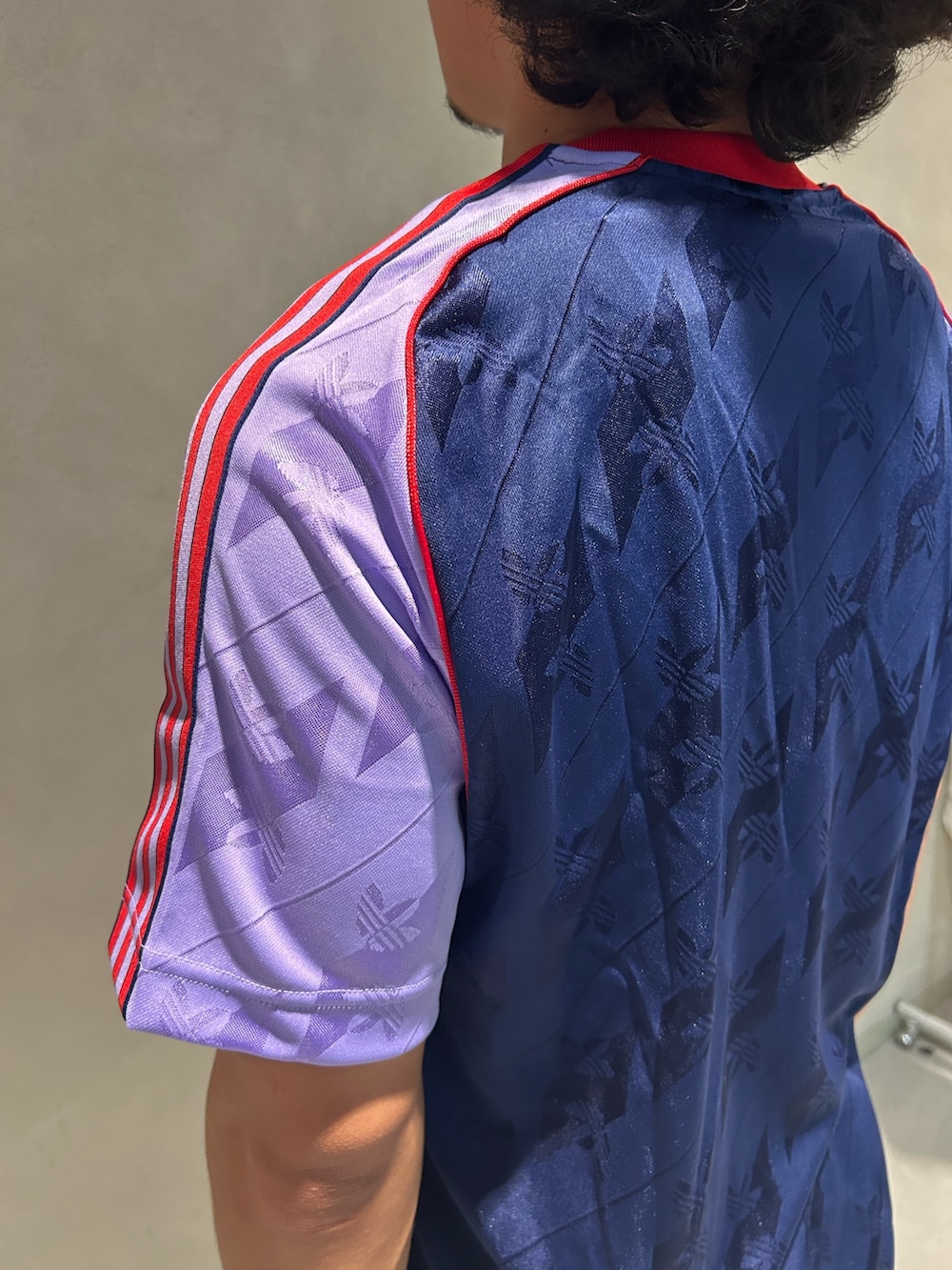 「スニーカー、Tシャツ、adidas、カーゴパンツ、アディダス、adidas originals、ユニフォーム、アディダスオリジナルス、アーセナル、アディスター」｜「adidasのアーセナル LFSTLR ジャージー / アディダス adidas（Tシャツ/カットソー、ブルー系）」を使った、悠輝さん（メンズ・167cm）の秋コーディネートの3枚目の写真