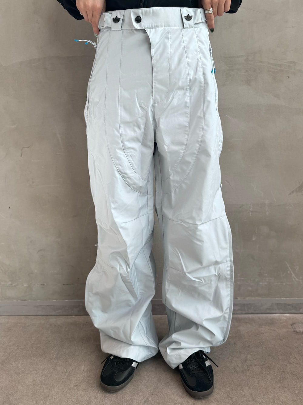 ブラック系のジャージ、グレー系のジャケット/アウター、ブラック系のシューズを着用したレディースの秋コーディネートの4枚目の写真