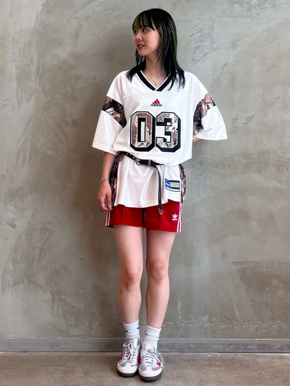 シルバー系のシューズ、ホワイト系のトップス、レッド系のパンツを着用したレディースの夏コーディネートの3枚目の写真