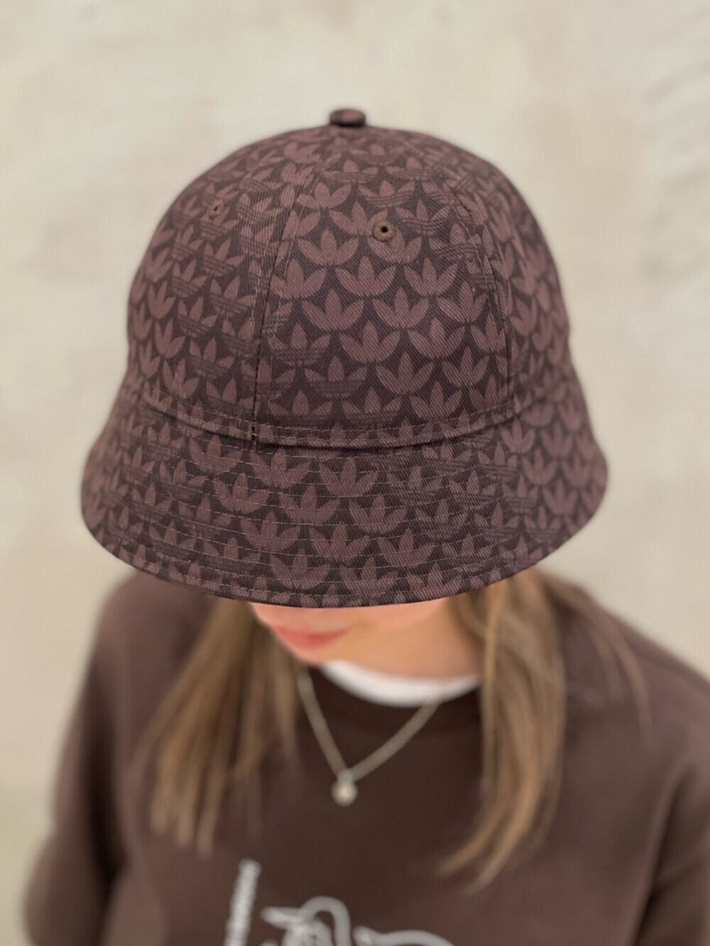 ブラウン系のTシャツ/カットソー、ブルー系のデニムパンツ、ブラウン系のシューズを着用したレディースの冬コーディネートの3枚目の写真