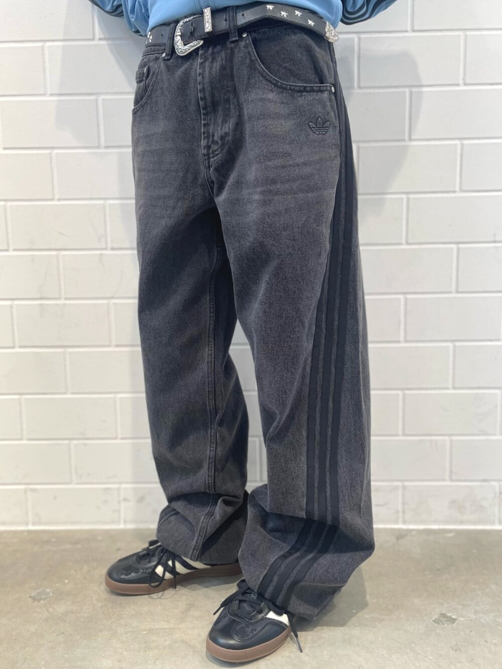 Adilenium シーズン3 ルーズフィット デニムパンツのアディダスコーデ