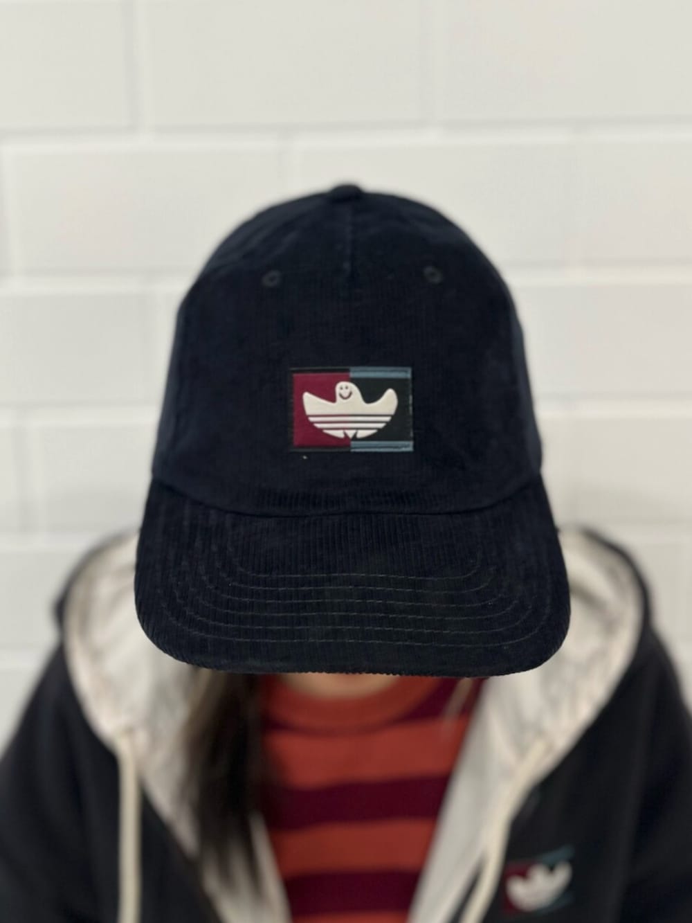 グレー系のシューズ、ブラック系のデニムパンツ、ベージュ系のブルゾンを着用したレディースの秋コーディネートの3枚目の写真