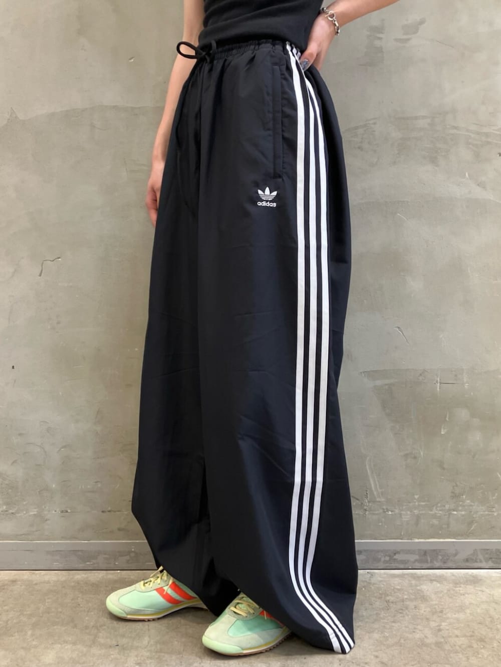 「adidas、adidas originals、アディダス、アディダスオリジナルス、スニーカー、Tシャツ、SL 72」｜「adidasのアディダス オリジナルス 半袖Tシャツ / アディダスオリジナルス adidas Originals（Tシャツ/カットソー、ブラック系）」を使った、RTさん（レディース・160cm）の春コーディネートの5枚目の写真