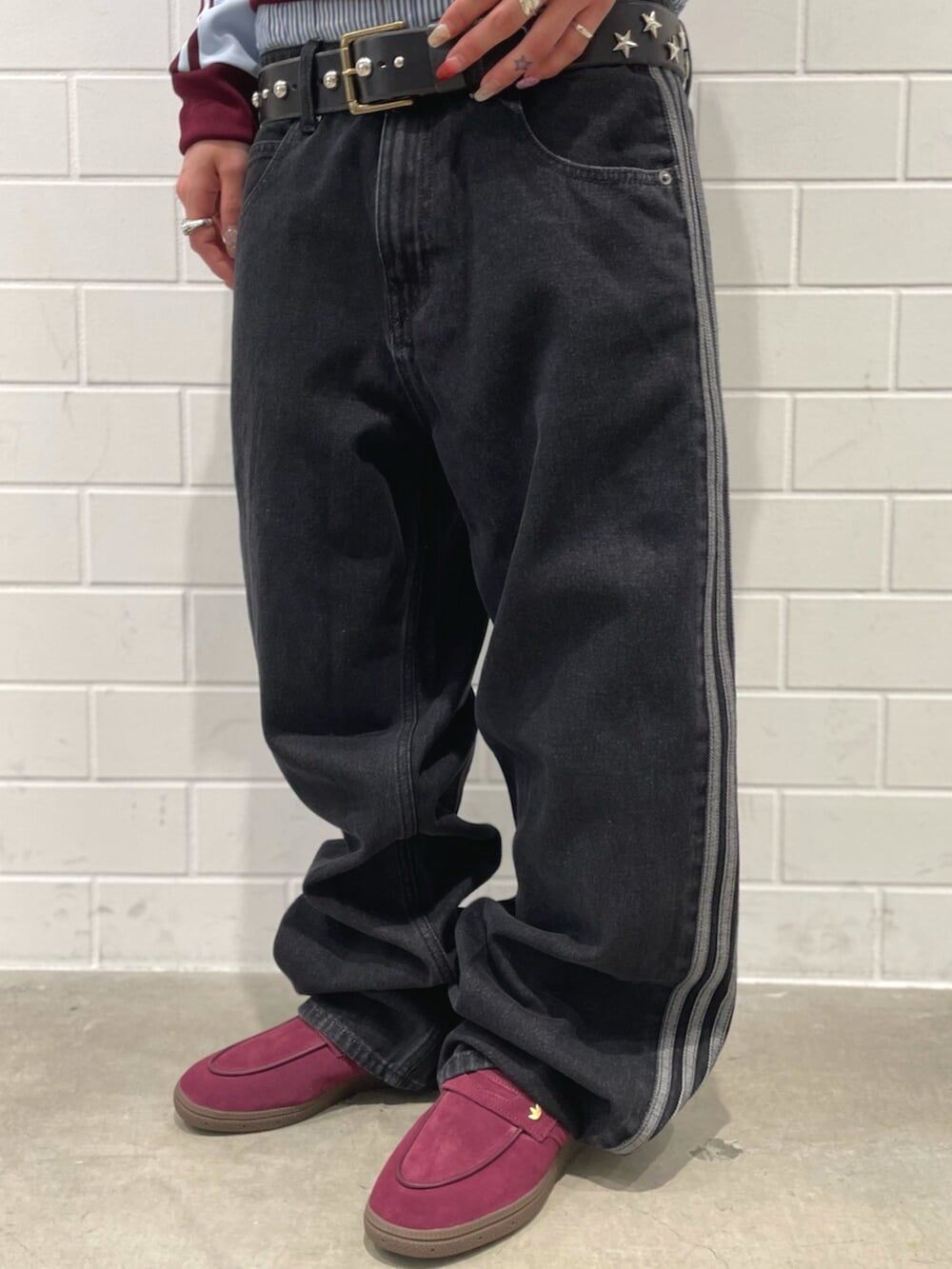 レッド系のスニーカー、ブルー系のトップス、ブラック系のデニムパンツを着用したレディースの春コーディネートの5枚目の写真