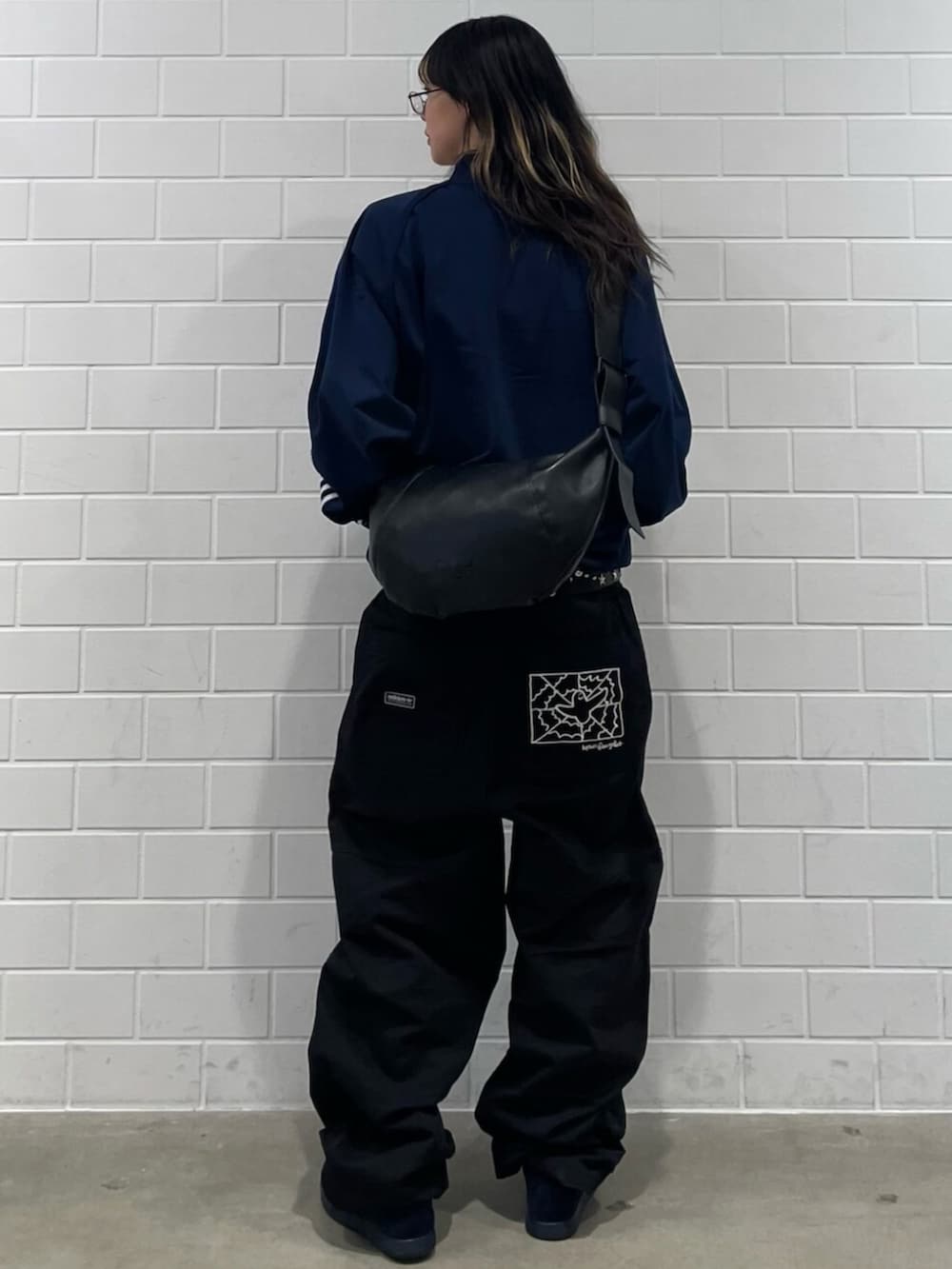 ブルー系のシューズ、ブラック系のその他パンツ、ブルー系のジャージを着用したレディースの冬コーディネートの3枚目の写真