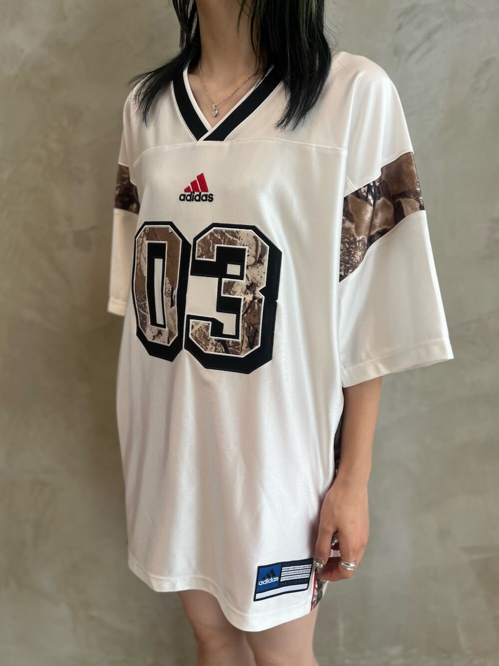 シルバー系のシューズ、ホワイト系のトップス、レッド系のパンツを着用したレディースの夏コーディネートの4枚目の写真