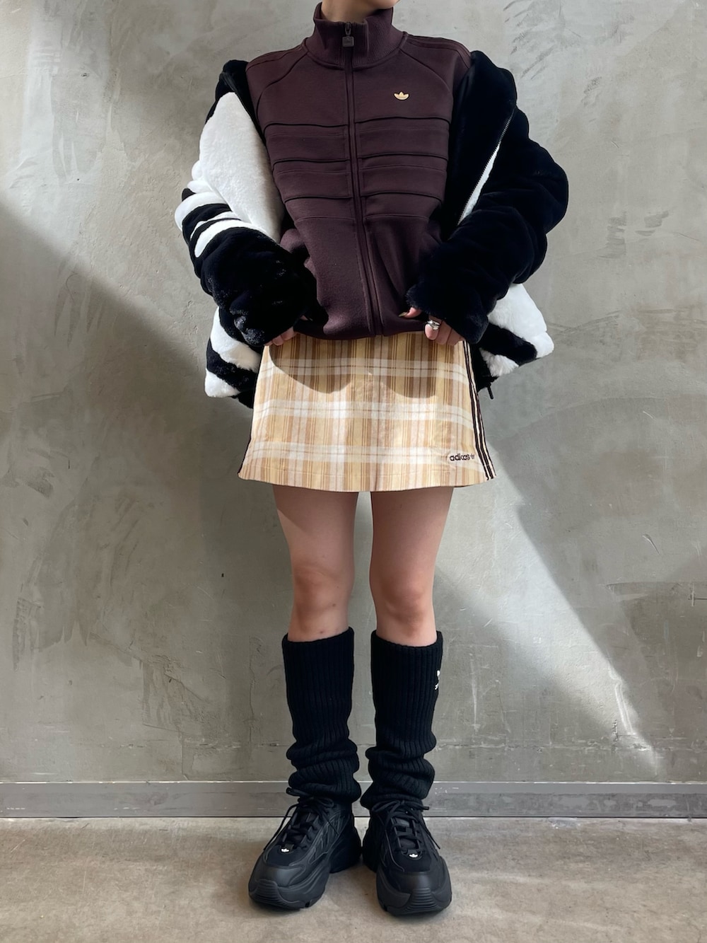 「スニーカー、スカート、adidas、レッグウォーマー、アディダス、ファージャケット、adidas originals、アディダスオリジナルス、トラックトップ、オズガイア」｜「adidasのファートラックジャケット / アディダスオリジナルス adidas Originals（ブルゾン、ブラック系）」を使った、RTさん（レディース・160cm）の秋コーディネートの2枚目の写真