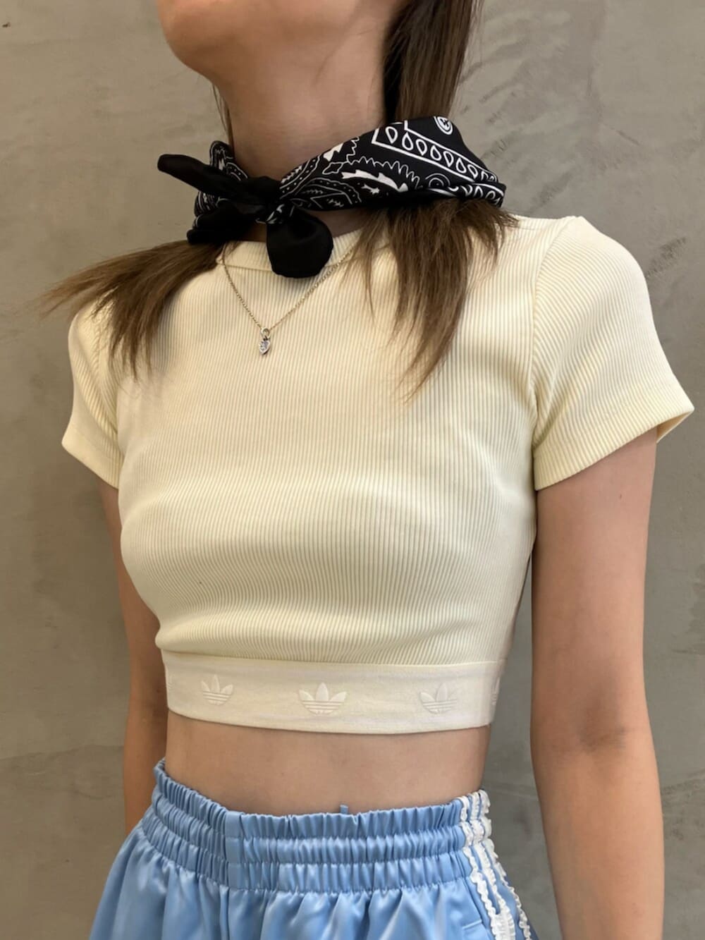 「スニーカー、Tシャツ、adidas、アディダス、adidas originals、アディダスオリジナルス、ジャージパンツ、SPEZIAL 」｜「adidasのアディカラー ミニボウリングバッグ（ショルダーバッグ、ブラック系）」を使った、RTさん（レディース・160cm）の夏コーディネートの3枚目の写真