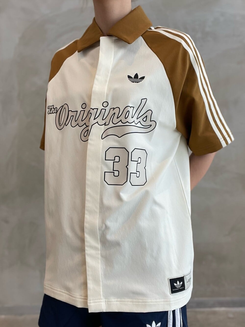 ベージュ系のトップス、ブルー系のスウェットパンツ、ブルー系のスニーカーを着用したレディースの夏コーディネートの4枚目の写真