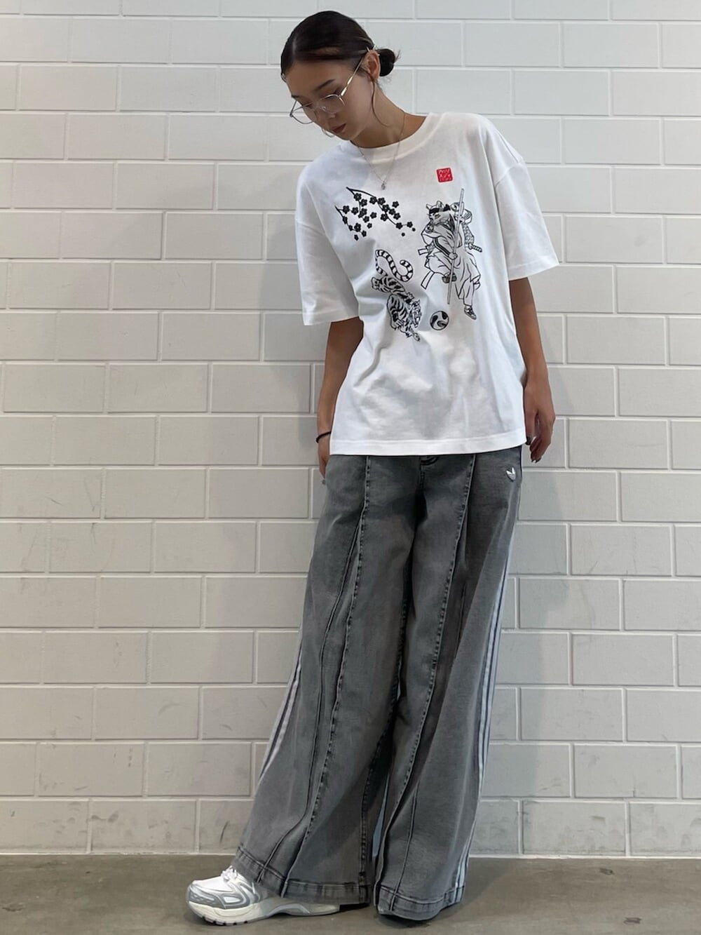 ホワイト系のシューズ、ホワイト系のトップス、グレー系のその他パンツを着用したレディースの夏コーディネートの3枚目の写真