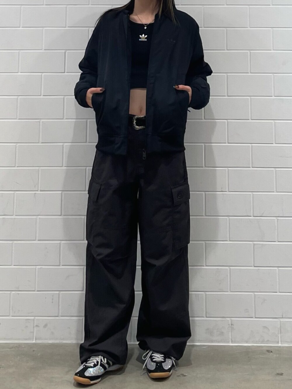 ブラック系のTシャツ/カットソー、ブラック系のブルゾン、グレー系のその他パンツを着用したレディースの冬コーディネートの2枚目の写真