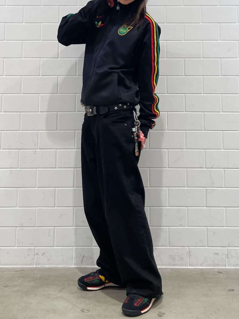 ブラック系のジャージ、その他のシューズを着用したレディースの冬コーディネートの2枚目の写真