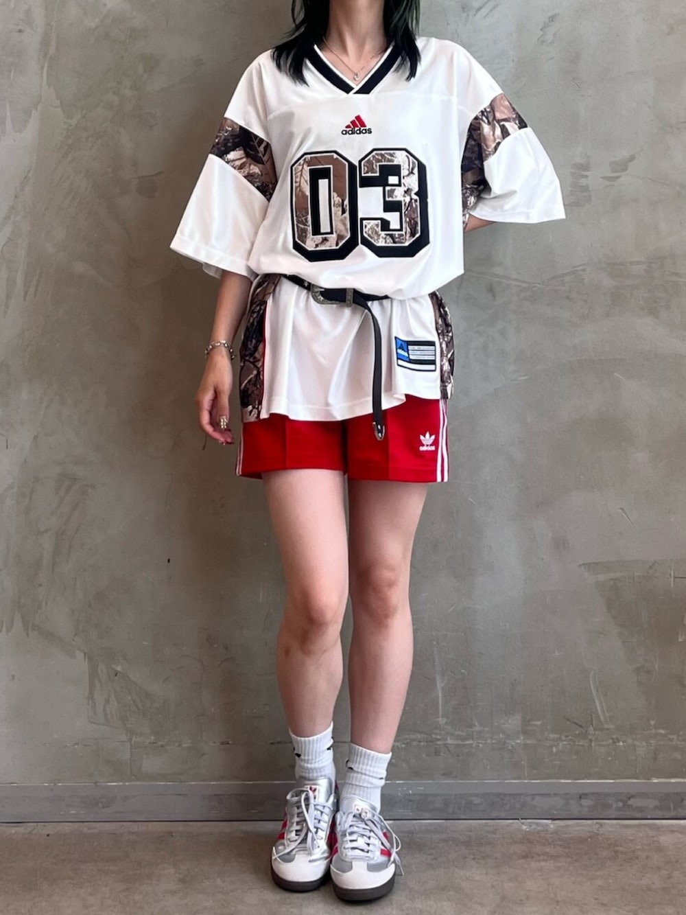 シルバー系のシューズ、ホワイト系のトップス、レッド系のパンツを着用したレディースの夏コーディネートの2枚目の写真