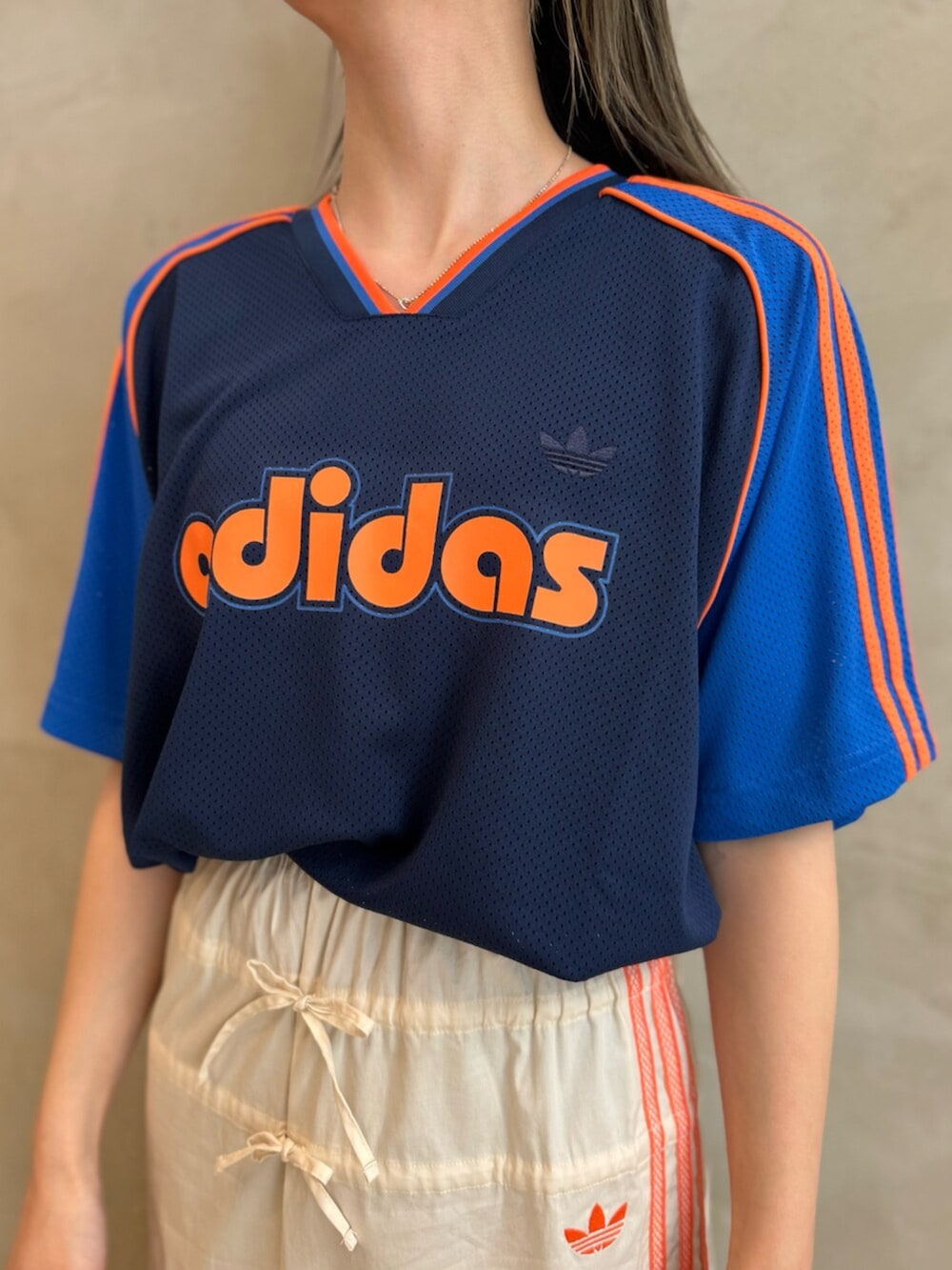 ブルー系のTシャツ/カットソー、ホワイト系のスカート、ホワイト系のスニーカーを着用したレディースの春コーディネートの3枚目の写真