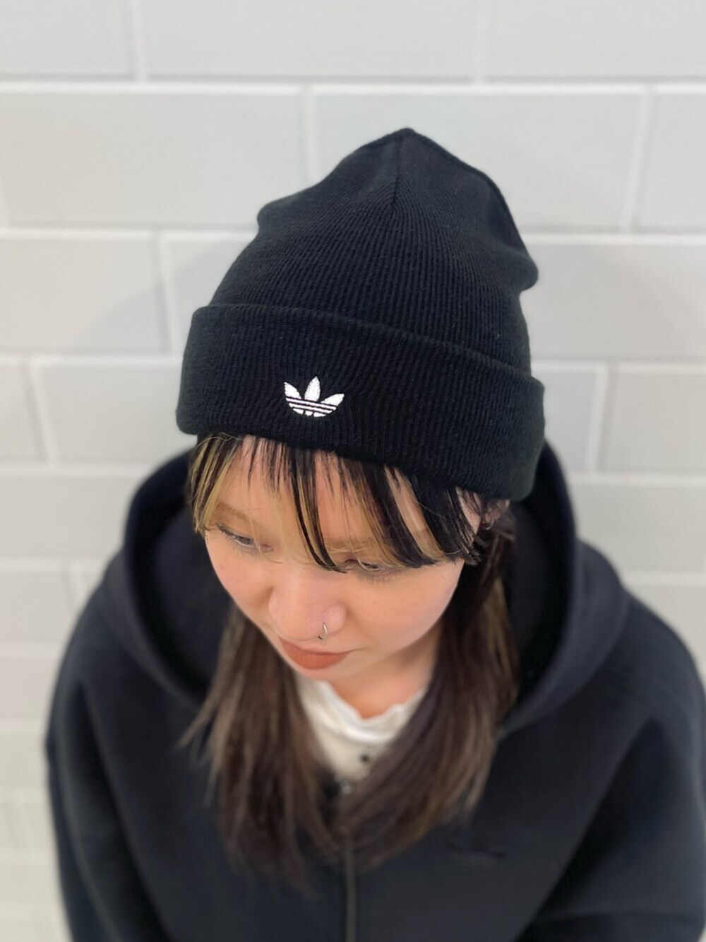 ブルー系のその他パンツ、ブラック系のパーカー、イエロー系のシューズを着用したレディースの冬コーディネートの3枚目の写真