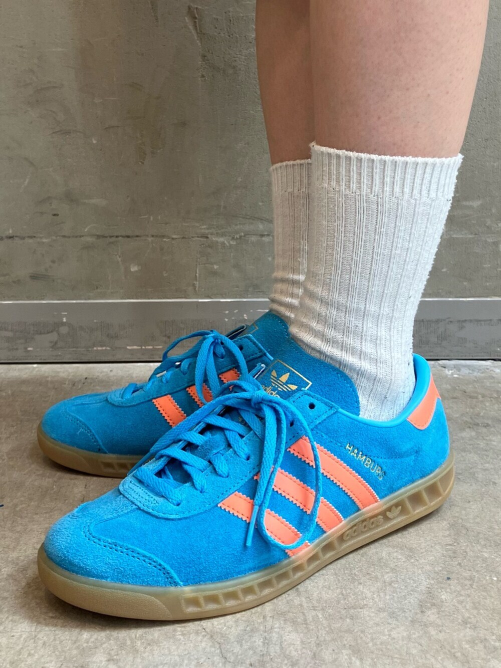 ブラウン系のその他パンツ、ブルー系のスニーカーを着用したレディースの夏コーディネートの6枚目の写真