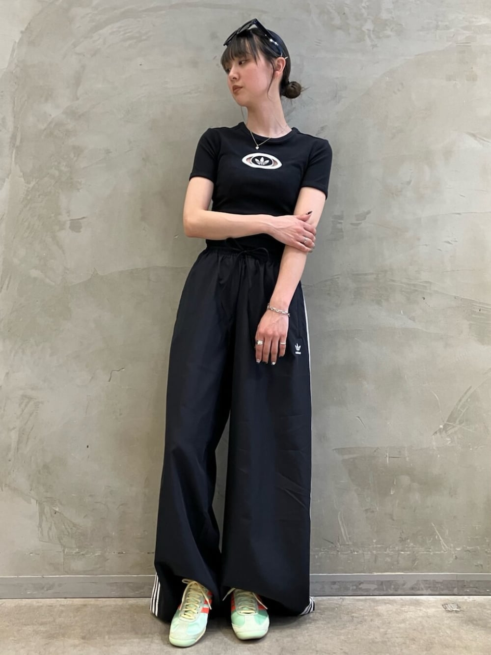 「adidas、adidas originals、アディダス、アディダスオリジナルス、スニーカー、Tシャツ、SL 72」｜「adidasのアディダス オリジナルス 半袖Tシャツ / アディダスオリジナルス adidas Originals（Tシャツ/カットソー、ブラック系）」を使った、RTさん（レディース・160cm）の春コーディネートの3枚目の写真