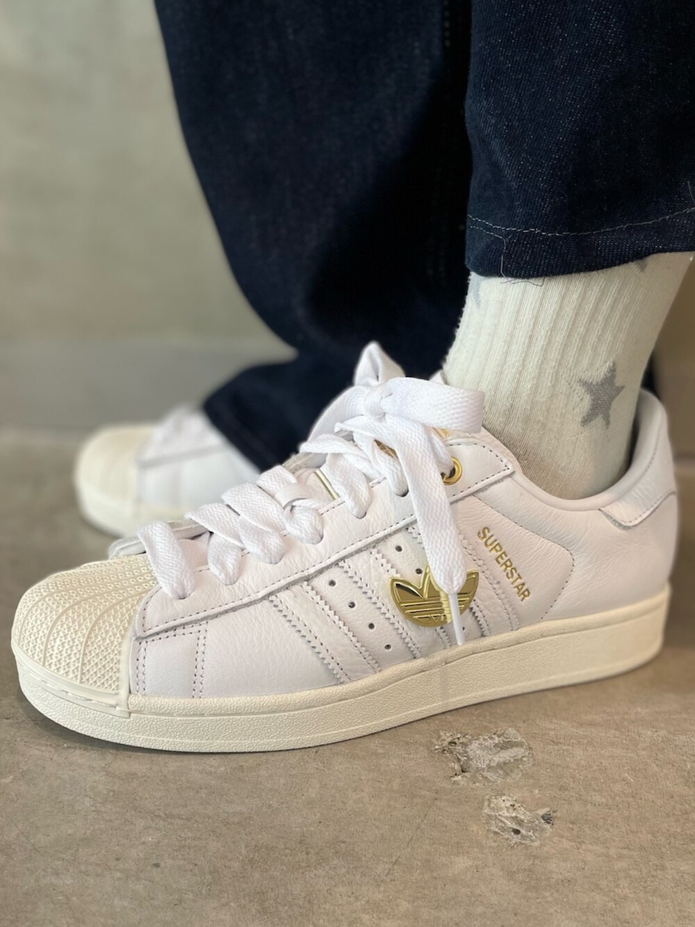 ベージュ系のジャージ、ホワイト系のスニーカーを着用したレディースの春コーディネートの4枚目の写真