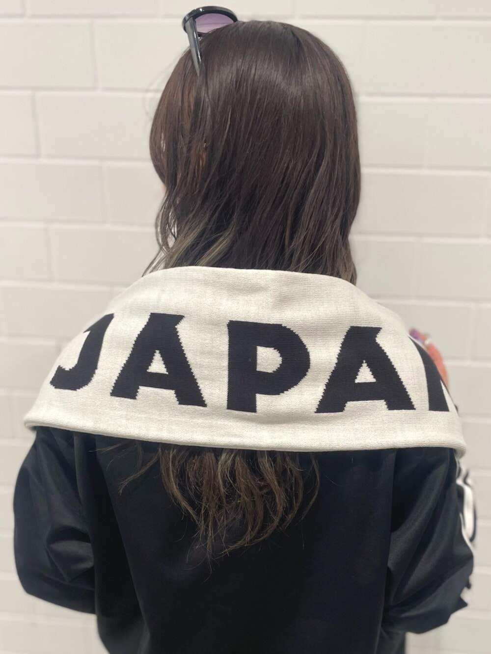 ブラック系のその他パンツ、ブラック系のジャージ、ブラック系のスニーカーを着用したレディースの春コーディネートの5枚目の写真