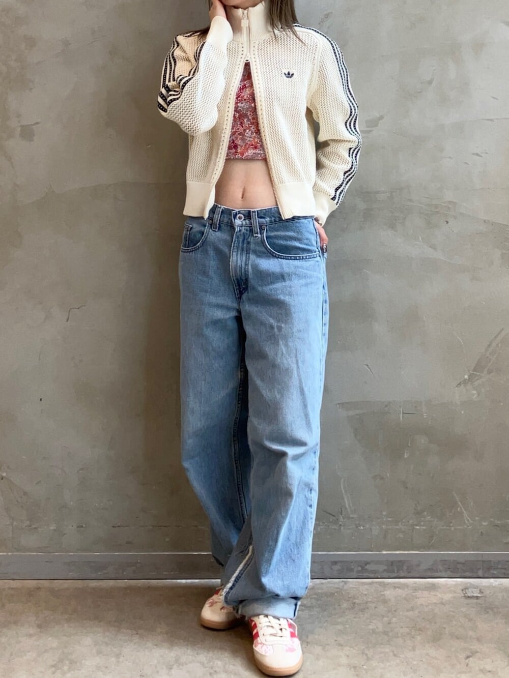 ホワイト系のジャージ、その他のトップス、ホワイト系のスニーカーを着用したレディースの夏コーディネートの2枚目の写真